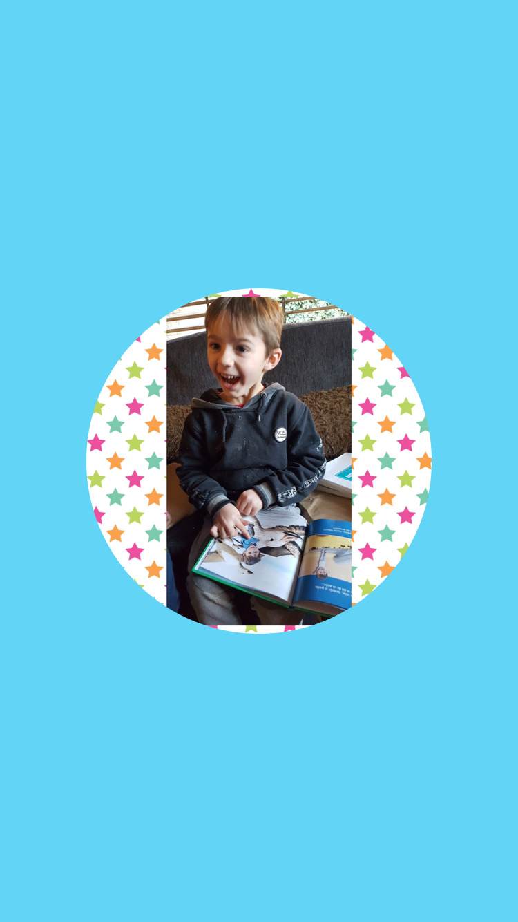 Gaspar con su cuento personalizado